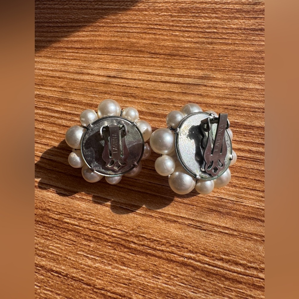 50s-60s Elegant Pearl Cluster Clip on Earrings - Picture 2 of 6